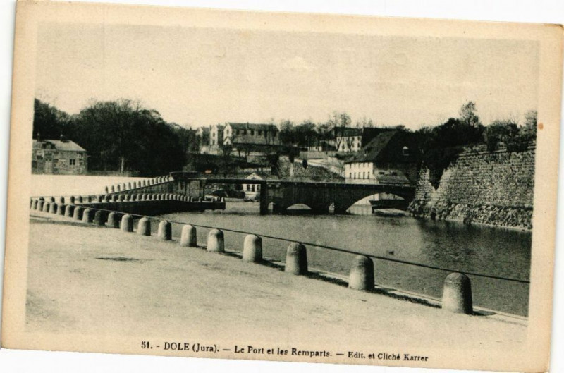 Carte postale ancienne Dole -Le Port et les Remparts à Dole