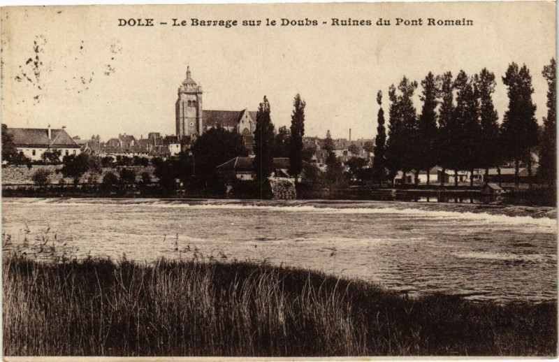 Carte postale ancienne Dole -Le Barrage sur le Doubs-Ruines du Pont Romain à Dole