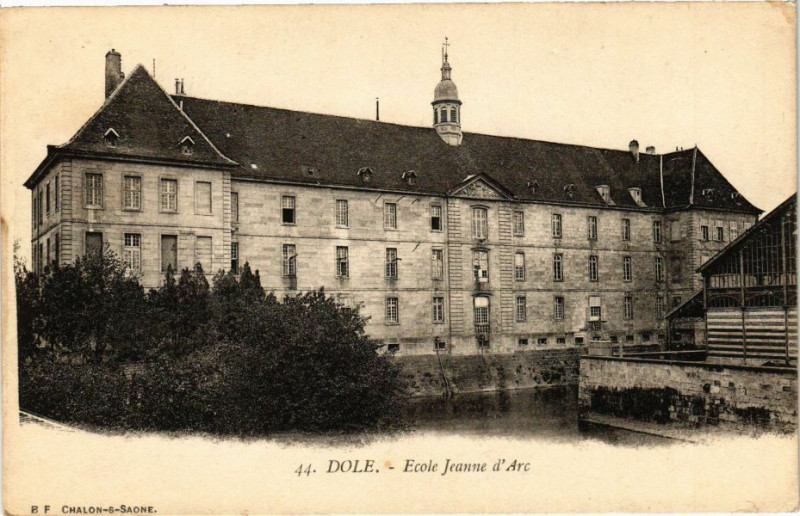 Carte postale ancienne Dole -Ecole Jeanne d'Arc à Dole