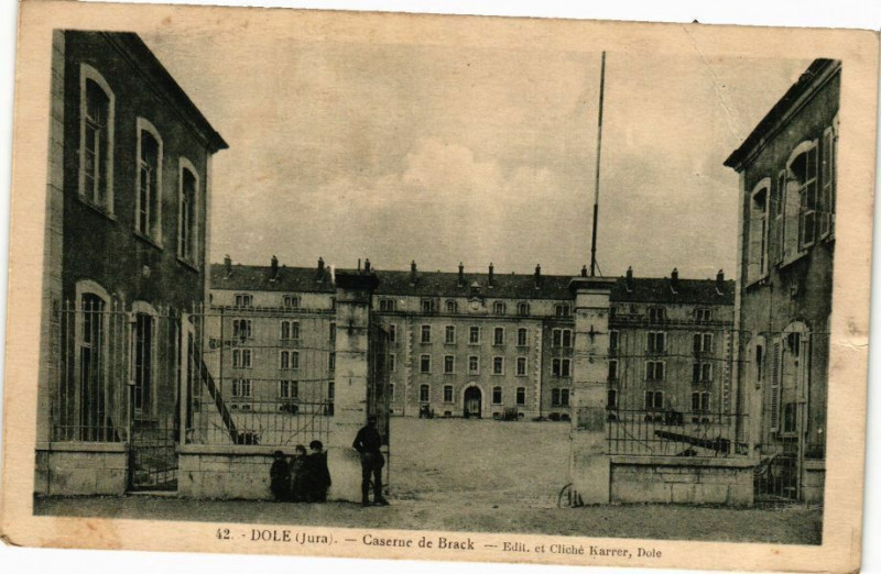 Carte postale ancienne Dole -Caserne de Brack à Dole