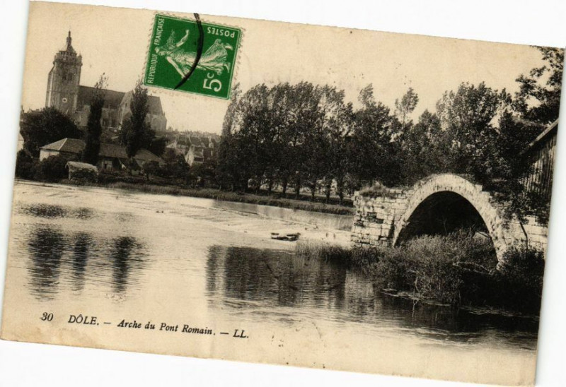 Carte postale ancienne Dole -Arche du Pont Romain à Dole
