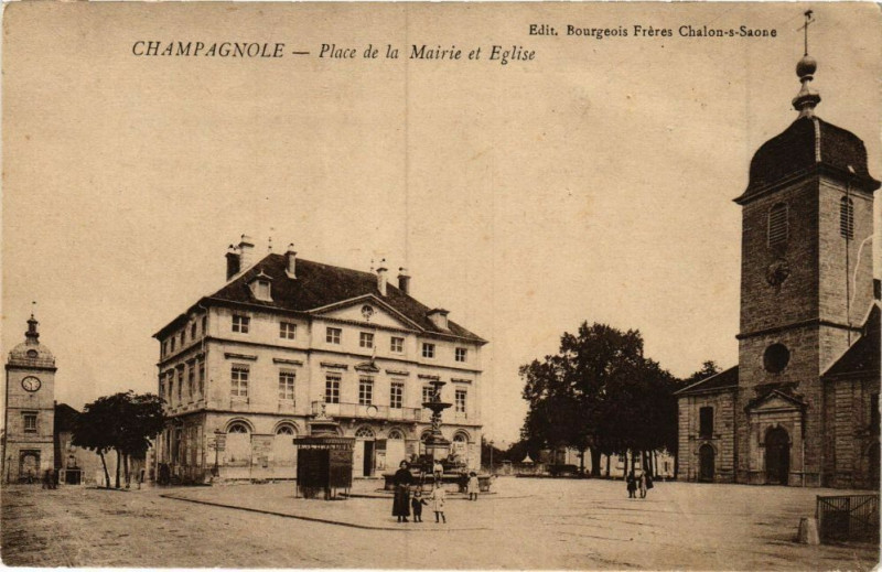 Carte postale ancienne Champagnole - Place de la Mairie et l'Eglise à Champagnole