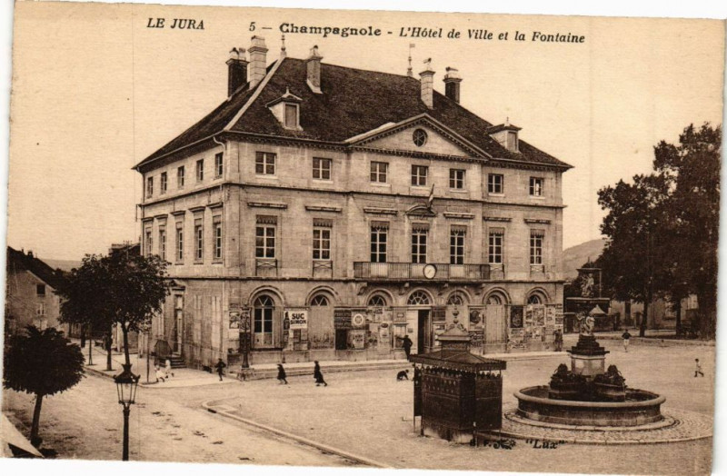 Carte postale ancienne Champagnole - L'Hotel de Ville et la Fontaine à Champagnole