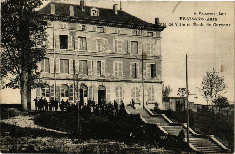 Carte postale ancienne Fraisans - Hotel de Ville et Ecole des Garcons à Fraisans