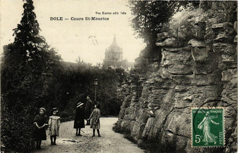 Carte postale ancienne Dole - Cours Saint-Maurice à Dole