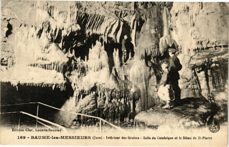 Carte postale ancienne Baume-les-Messieurs Interieur des Grottes - Salle du Catafalque à Baume-les-Messieurs