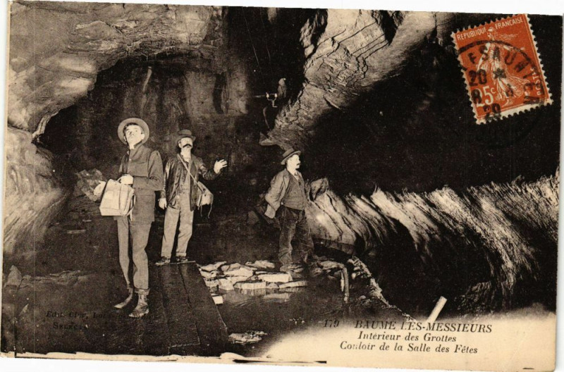 Carte postale ancienne Baume-les-Messieurs Interieur des Grottes - Salle des fetes à Baume-les-Messieurs