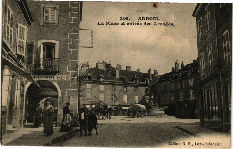 Carte postale ancienne Arbois - La Place et entrée des Arcades à Arbois