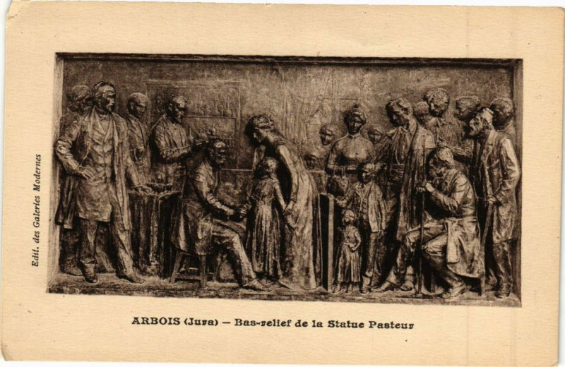Carte postale ancienne Arbois - Bas Relief de la Statue Pasteur à Arbois