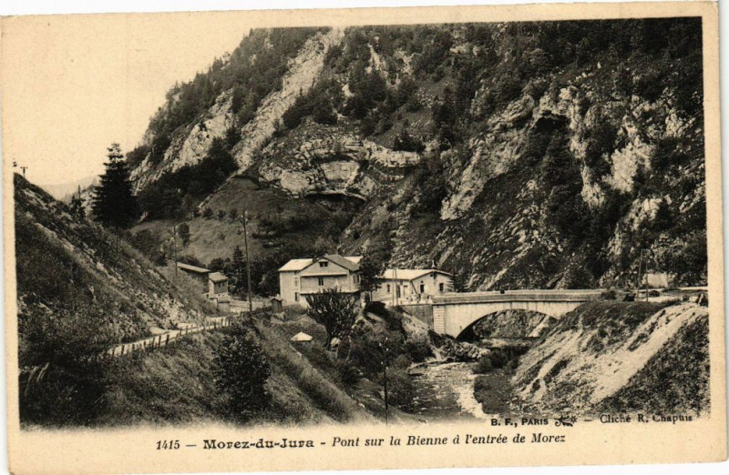 Carte postale ancienne Morez - Pont sur la Bienne a l'entrée de Morez