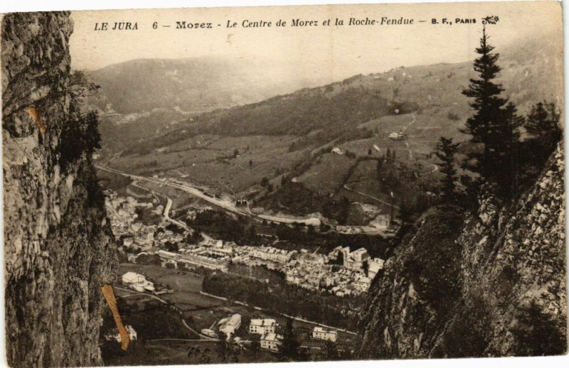 Carte postale ancienne Morez - Le Centre de Morez et la Roche-Fendue