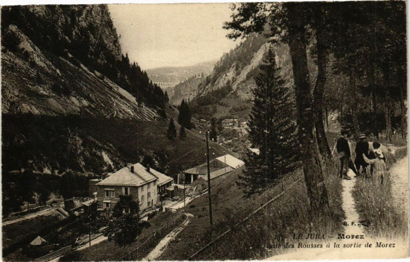 Carte postale ancienne Morez - La route des Rousses ala Sortie de Morez