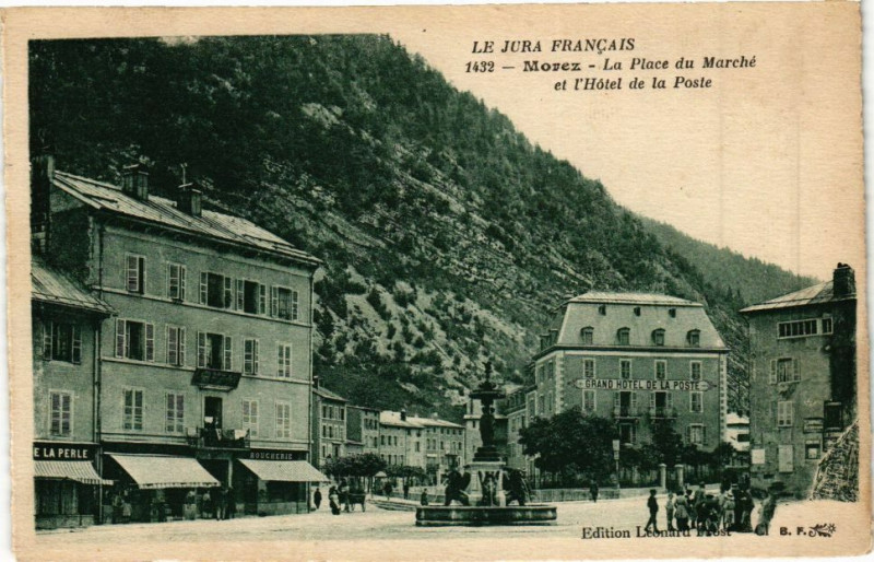 Carte postale ancienne Morez - La Place du Marché et l'Hotel de la Poste