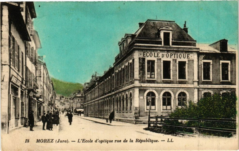 Carte postale ancienne Morez - L'Ecole d'optique rue de la Republique