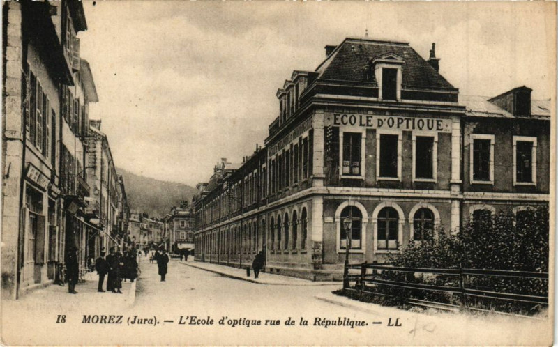 Carte postale ancienne Morez - L'Ecole d'optique rue de la Republique