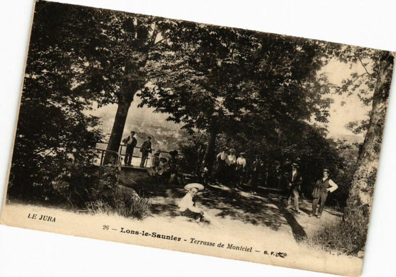 Carte postale ancienne Lons-le-Saunier - Terrasse de Montciel à Lons-le-Saunier