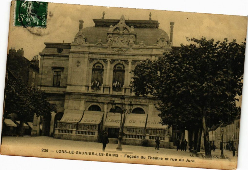 Carte postale ancienne Lons-le-Saunier - Facade du Theatre et rue du Jura à Lons-le-Saunier