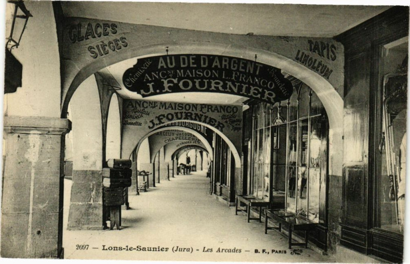 Carte postale ancienne Lons-le-Saunier - Les Arcades à Lons-le-Saunier