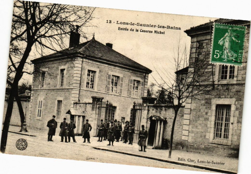 Carte postale ancienne Lons-le-Saunier - Entrée de la Caserne Michel à Lons-le-Saunier