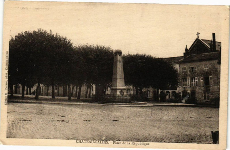 Carte postale ancienne Chateau-Salins - Place de la Republique