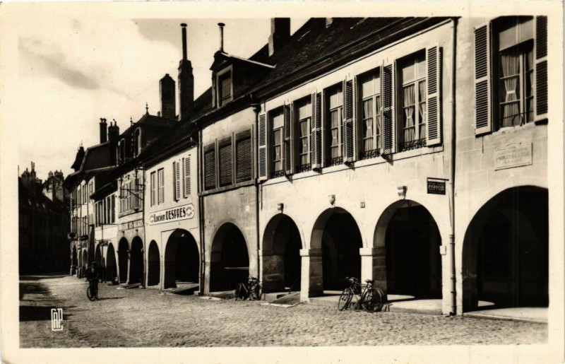 Carte postale ancienne Lons-le-Saunier-les-Bains - Les Arcades Maison de Rouget de l'Isle à Lons-le-Saunier