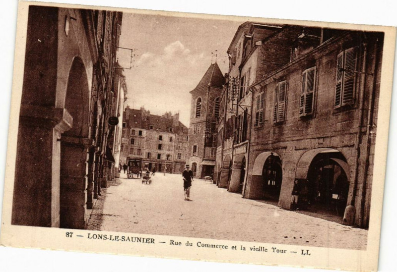 Carte postale ancienne Lons-le-Saunier - La rue du Commerce et la vieille Tour à Lons-le-Saunier
