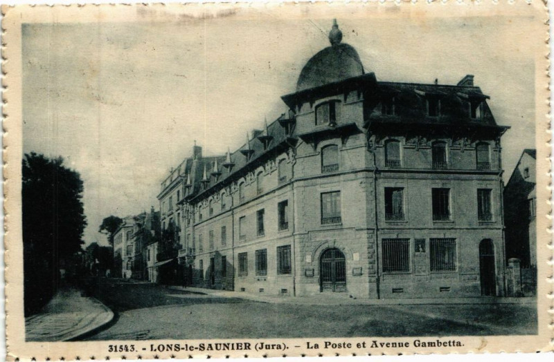 Carte postale ancienne Lons-le-Saunier - La Poste et Avenue Gambetta à Lons-le-Saunier