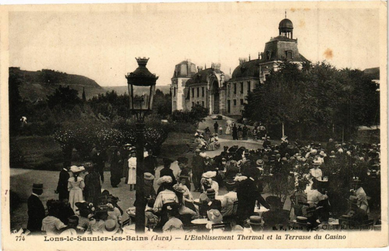 Carte postale ancienne Lons-le-Saunier - l'Etablissement Thermal et la Terrasse du Casino à Lons-le-Saunier