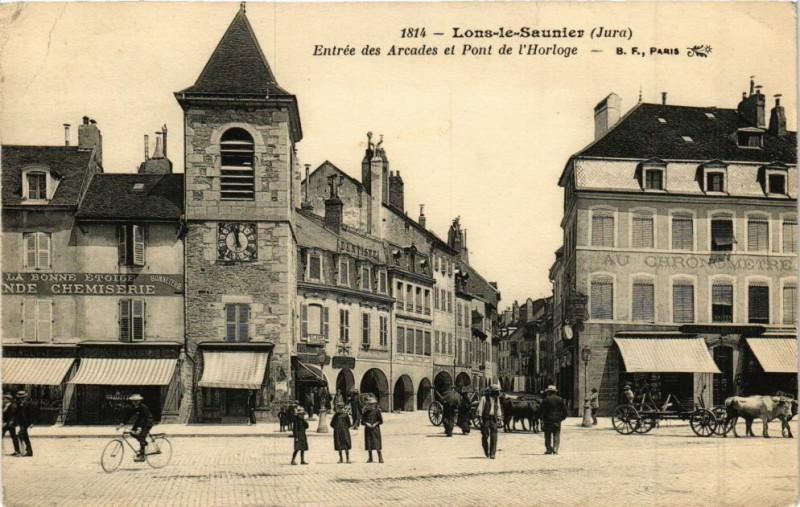 Carte postale ancienne Lons-le-Saunier - Entrée des Arcades et Pont de l'Horloge à Lons-le-Saunier