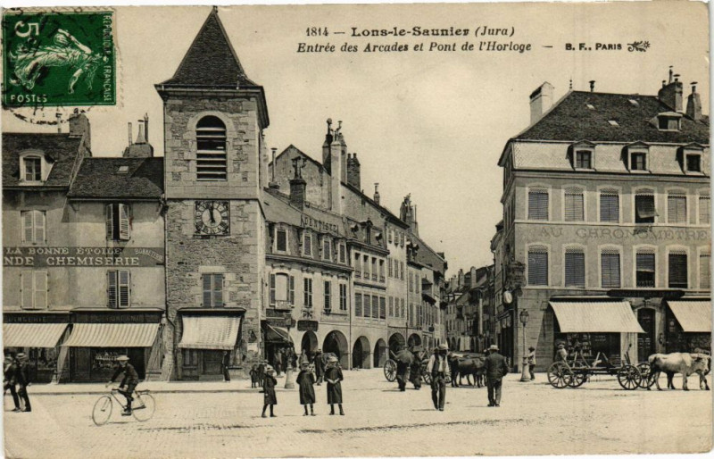 Carte postale ancienne Lons-le-Saunier - Entrée des Arcades et Pont de l'Horloge à Lons-le-Saunier