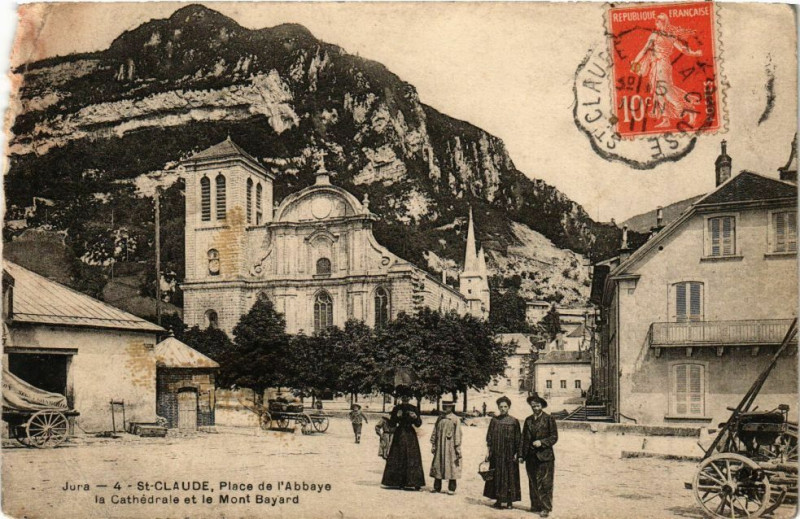 Carte postale ancienne Saint-Claude - Place de l'Abbaye et la Cathédrale à Saint-Claude