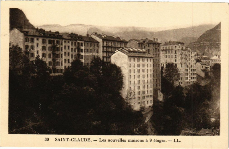 Carte postale ancienne Saint-Claude - Les Nouvelles maisons a 9 etages à Saint-Claude