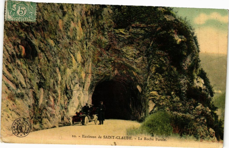 Carte postale ancienne Saint-Claude - La Roche percée à Saint-Claude