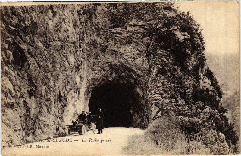 Carte postale ancienne Saint-Claude - La Roche percée à Saint-Claude