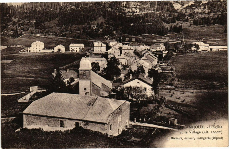 Carte postale ancienne Mijoux - L'Eglise et le Village