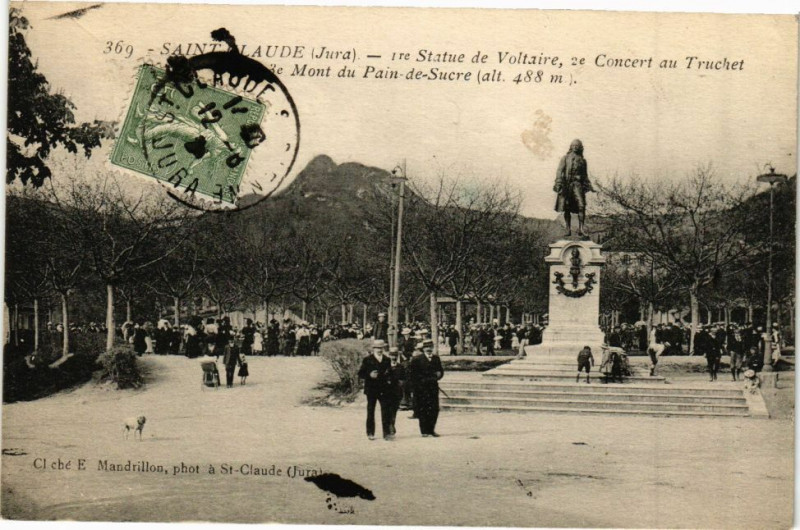Carte postale ancienne Saint-Claude - Satatue de Voltaire à Saint-Claude