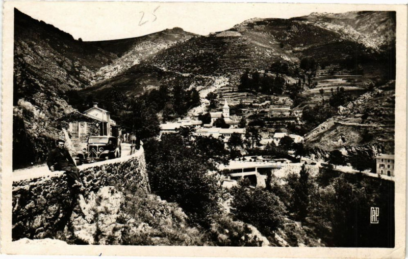 Carte postale ancienne Saint-Laurent-les-Bains - Vu de la route de la Bastide