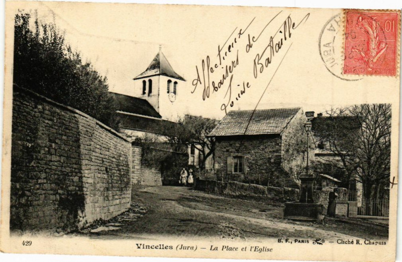 Carte postale ancienne Vincelles - La Place et l'Eglise