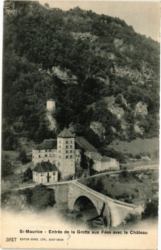 Carte postale ancienne Saint-Maurice - Entrée de la Grotte aux Fées à Saint-Maur