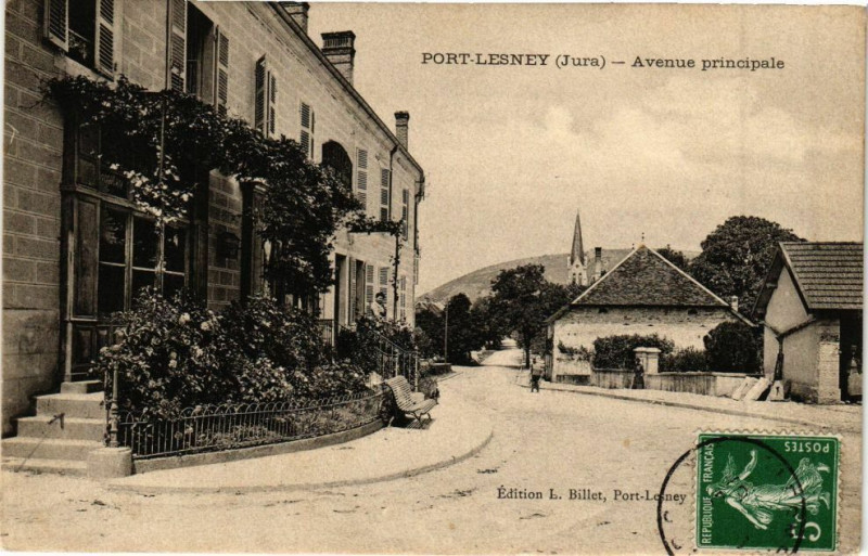 Carte postale ancienne Port-Lesney - Avenue Principale à Port-Lesney