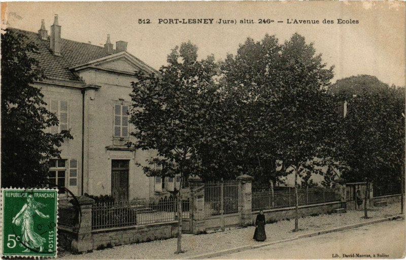 Carte postale ancienne Port-Lesney - Avenue des Ecoles à Port-Lesney