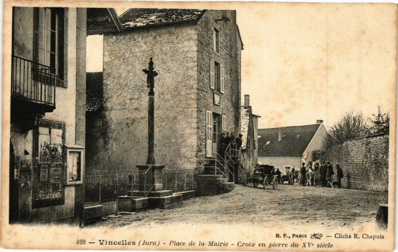 Carte postale ancienne Vincelles - Croix en pierre Place de la Mairie