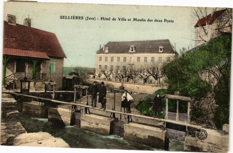 Carte postale ancienne Sellieres - L'Hotel de Ville et Moulin des deux Ponts à Sellières