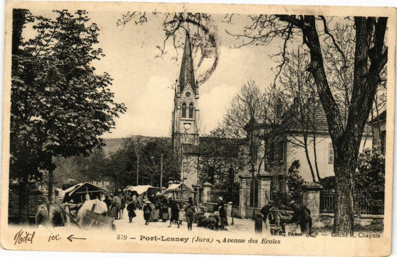Carte postale ancienne Port-Lesney - Avenue des Ecoles à Port-Lesney
