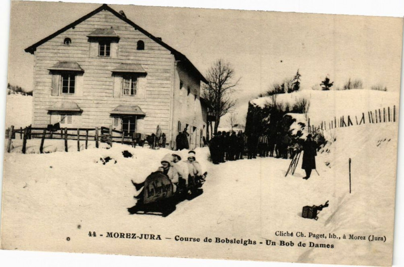Carte postale ancienne Morez - Course de Bobsleigh - Un Bob de Dames à Our