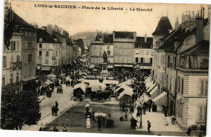 Carte postale ancienne Lons-le-Saunier - Le Marché Place de la Liberte à Lons-le-Saunier