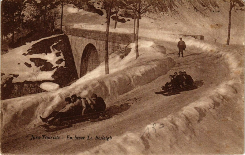 Carte postale ancienne Morez Jura Touriste - En hiver Le Bobsleigh à Our