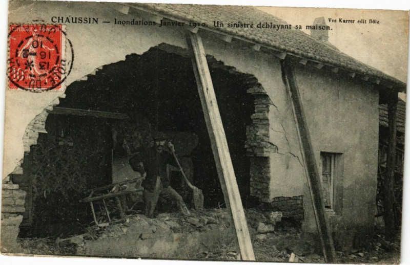 Carte postale ancienne Chaussin - Une sinistre deblayant sa maison à Chaussin