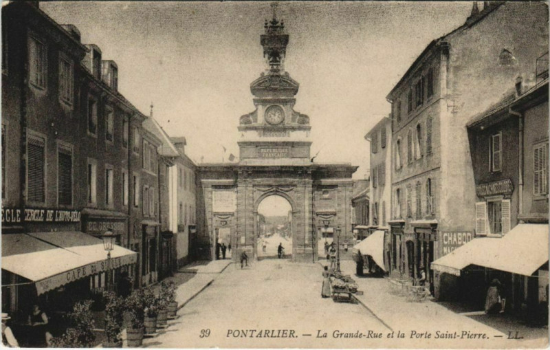 Carte postale ancienne Pontalier Grande Rue et la Porte Saint-Pierre France