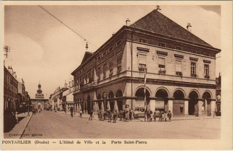 Carte postale ancienne Pontalier Hotel de Ville et la Porte Saint-Pierre France